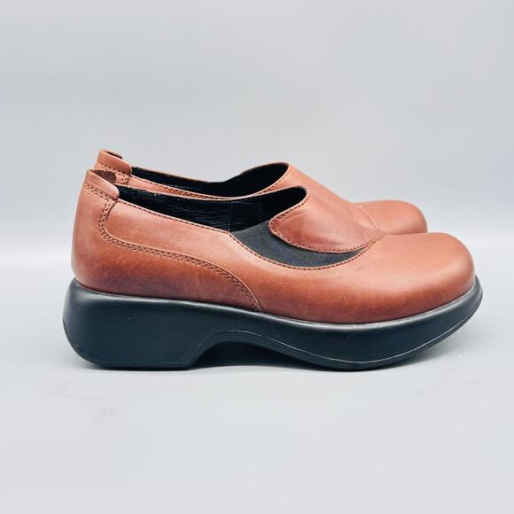 Dansko Shoes Womens 7 Brown Leather Clogs Slip-On Flats Professional Work Nurse - Picture 1 of 13